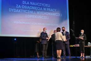 uroczystość wręczenia nagród pracownikom oświaty w Miejskim Domu Kultury prezydent Krzysztof Matyjaszczyk