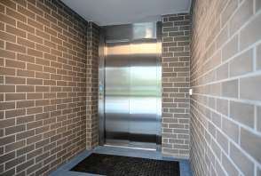 nowa winda w VIII LO - widok z holu wejściowego