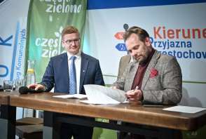 podpisanie umowy przez prezydenta Krzysztof Matyjaszczyk, naczelnika Centrum Usług Komunalnych Łukasz Kot i prezesa Pracowni KRAJOBRAZY Wojciech Januszczyk.