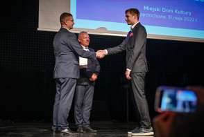 wręczenie nagród laureatom przez  prezydenta Krzysztof Matyjaszczyk i przewodniczącego Komisji Edukacji Rady Miasta Dariusz Kapinos