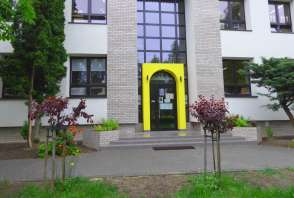 zdjęcie przedstawia budynek przedszkola z wejściem główny