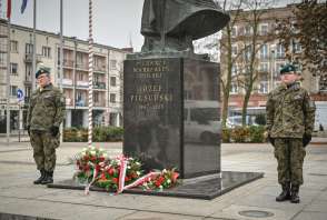 Złożenie kwiatów pod pomnikiem Józeja Piłsudskiego
