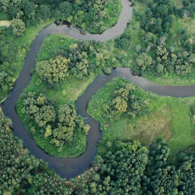 Rzeka i tereny zielone z lotu ptaka