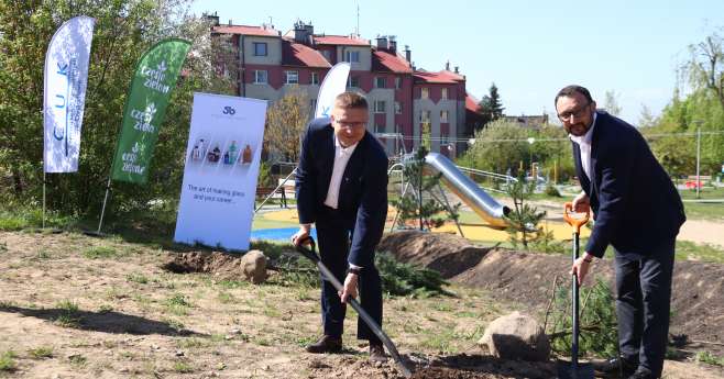 Prezydent Krzysztof Matyjaszczyk i prezes Stoelzle Częstochowa Artur Wołoszyn sadzą drzewa