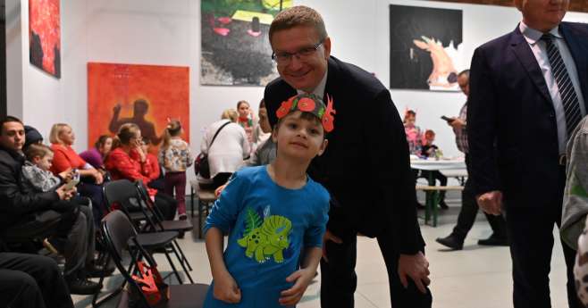 Krzysztof Matyjaszczyk i chłopiec  podczas wydarzenia organizowanego przez ZGM TBS