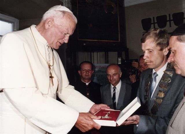  Jan Paweł II przyjmuje z rąk Prezydenta Tadeusza Wrony i Rady Miasta Honorowe Obywatelstwo Częstochowy.